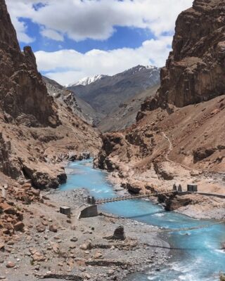 Some mountain time🗻
@lion_heart_expeditions 
#lionheartexpeditions 
#river #sun #gorgeous #view #mountains #ladakh #leh #india #incredibleindia #navratri #photography #indiatravel