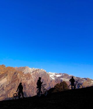 Pedal on 🚵🏼‍♂️
@lion_heart_expeditions 
#lionheartexpeditions 
#bicycle #cycling #bike #himachalpradesh #beauty #sweat #snow #firefox #view #sun #shadow #happy