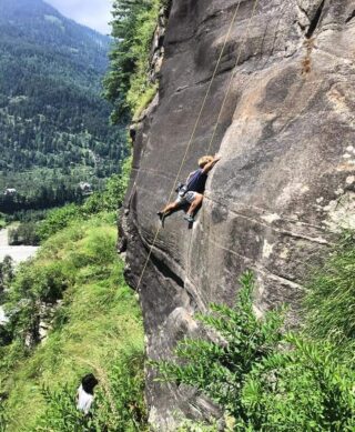 less talk more chalk 🧗‍♂️
rock climbing in himalayas
@lion_heart_expeditions
#lionheartexpeditions
#rockclimbing #climbing #chalk #himalaya #bouldering #manali #himachalpradesh #adventure #fun #adrenaline #sweat #outdoors #nature